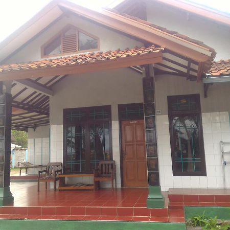 Penginapan Laut Biru Hotel Batukaras Exterior photo